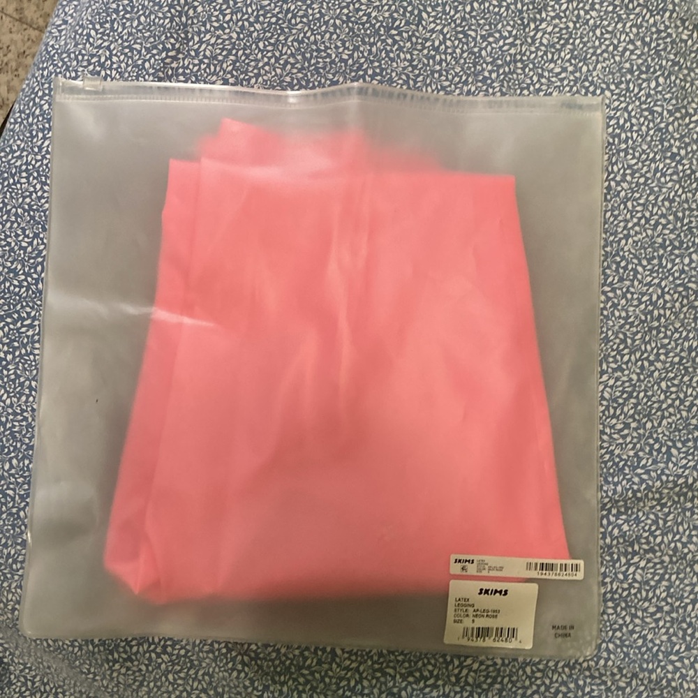 SKIMS Neon Pink High-Waisted Pants - Picture 6 of 7